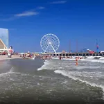 Cozysuites Showboat Modern Boardwalk Suite