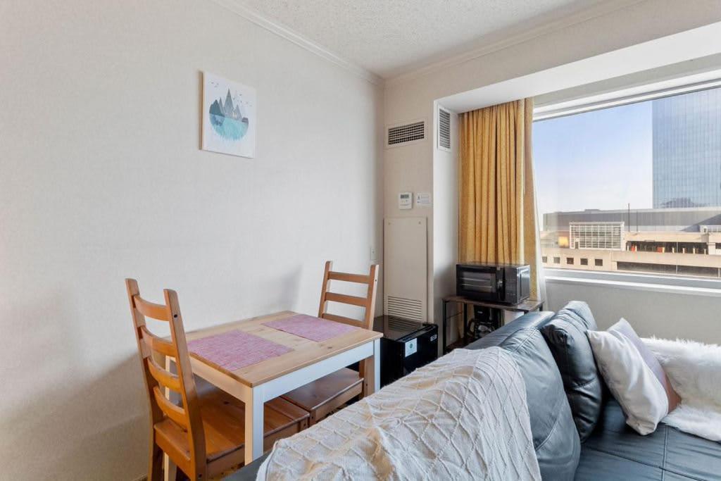 Cozysuites Showboat Modern Boardwalk Apartment *