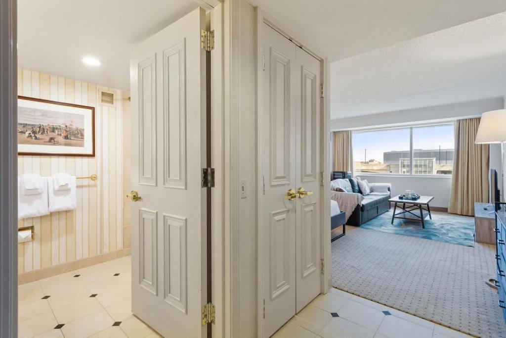 Cozysuites Showboat Modern Boardwalk *